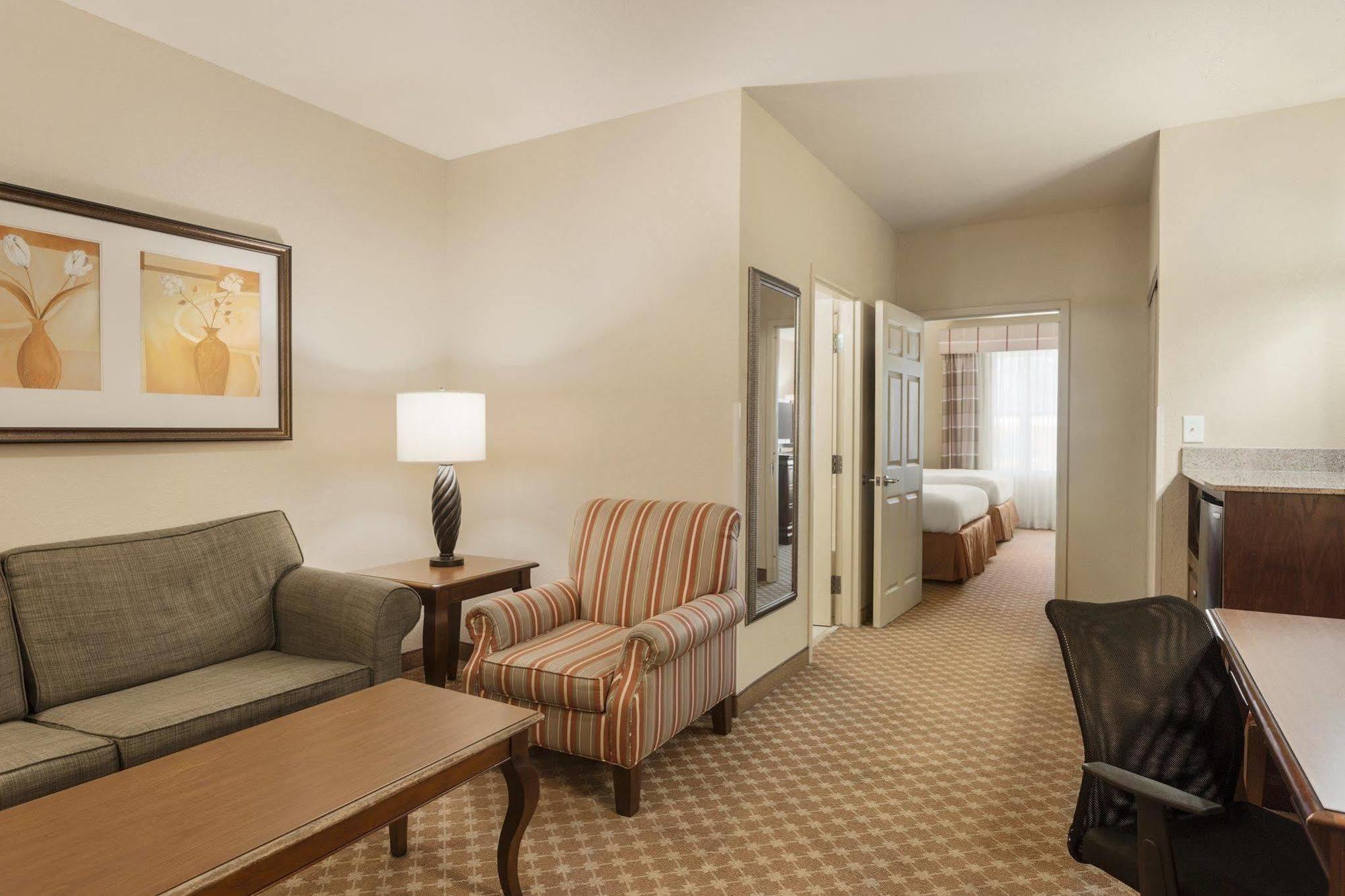 فندق Clarion Pointe Columbus-Bradley Park المظهر الخارجي الصورة