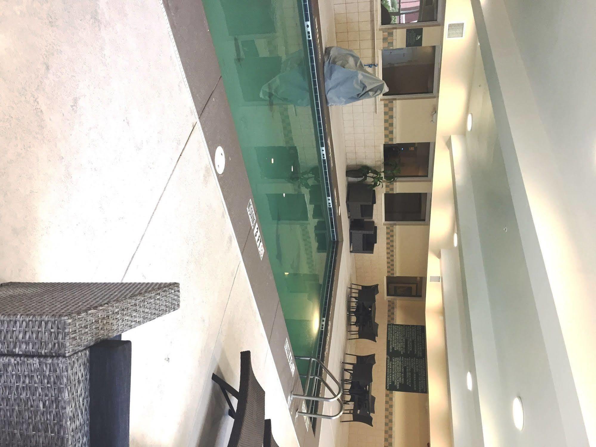 فندق Clarion Pointe Columbus-Bradley Park المظهر الخارجي الصورة