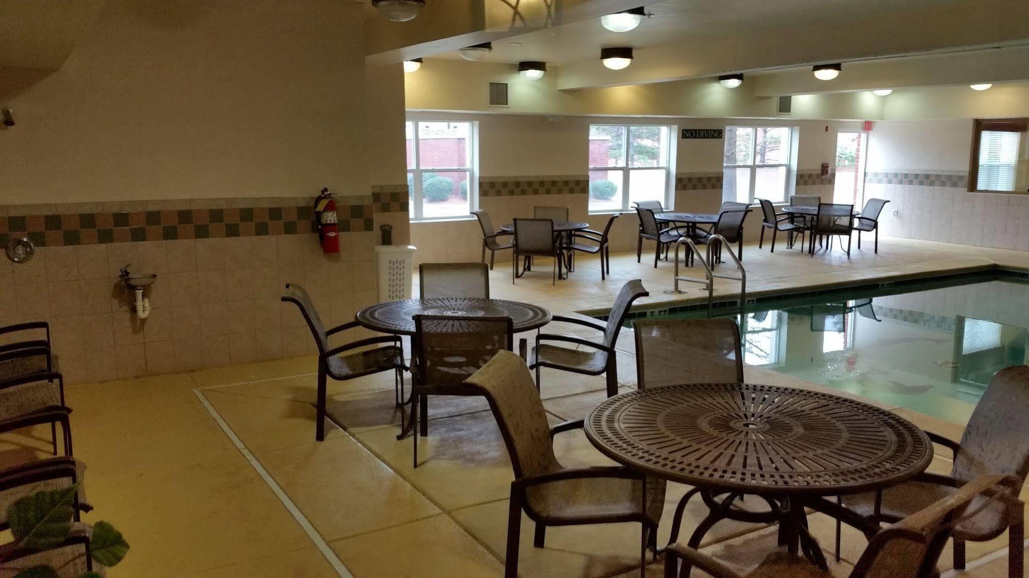فندق Clarion Pointe Columbus-Bradley Park المظهر الخارجي الصورة